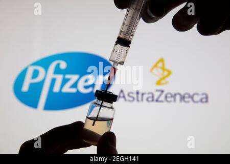OXFORD, Großbritannien - Februar 2020: Pfizer und Astraeneca-Logos mit covid-19-Impfstoff Stockfoto