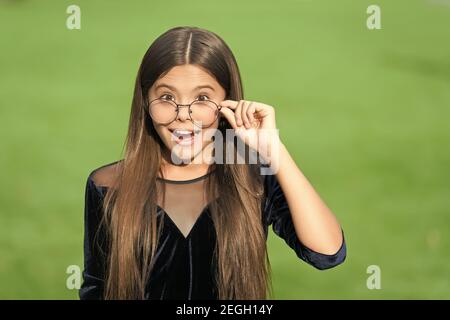 Verbesserte Sicht ist möglich. Happy Kid fix Brillen grünen Rasen. Sehkorrektur. Brille und Kontakte. Augentest. Pädiatrische Augenheilkunde. Optiksalon. Modische Brillen. Stockfoto