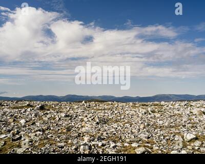 Blick nordwestlich vom Gipfel des Càrn Aosda, einem schottischen Berg inmitten des Glenshee Ski Centre in der Nähe der Aberdeenshire Stadt Breamar. Stockfoto