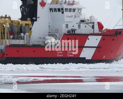 Canadian Coast Guard Schiff Samuel Risley schneidet durch Eis auf dem St. Clair River zur Unterstützung der Operation Coal Shovel 10. Februar 2021 in der Nähe von Detroit, Michigan. Die Operation Coal Shovel ist eine jährliche inländische Eisbrechermission, die auf den Seen Huron, Ontario, Erie, St. Clair, dem St. Clair/Detroit-Flusssystem und St. Lawrence Seaway durchgeführt wird. Stockfoto