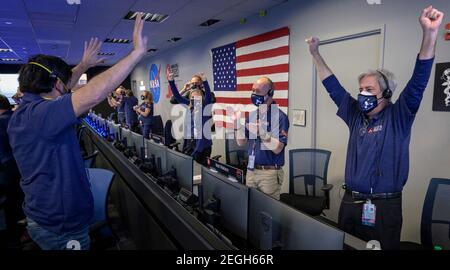 Pasadena, Vereinigte Staaten Von Amerika. Februar 2021, 18th. Mitglieder des NASA Perseverance Mars Rover Missionsteams reagieren mit Freude, als die Raumsonde erfolgreich auf der Oberfläche des Mars in Mission Control am NASA Jet Propulsion Laboratory 18. Februar 2021 in Pasadena, Kalifornien, landet. Quelle: Planetpix/Alamy Live News Stockfoto