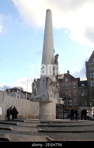 Nationaldenkmal am Dam-Platz, erinnert an die Opfer des Zweiten Weltkriegs, Blick bei Sonnenuntergang, in Amsterdam, Niederlande Stockfoto