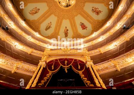 Ein Blick auf die Dekoration der kaiserlichen Box im Auditorium des Bolschoi-Theaters (historische Bühne) des Balletts und der Oper in Moskau, Russland Stockfoto