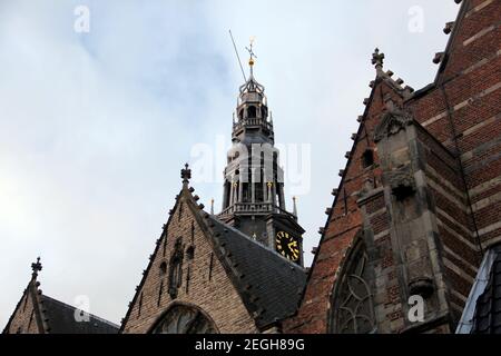 Die Oude Kerk, Alte Kirche, Detail der Fassade, das älteste derzeit stehende Gebäude in Amsterdam, gegründet um 1213, Amsterdam, Niederlande Stockfoto