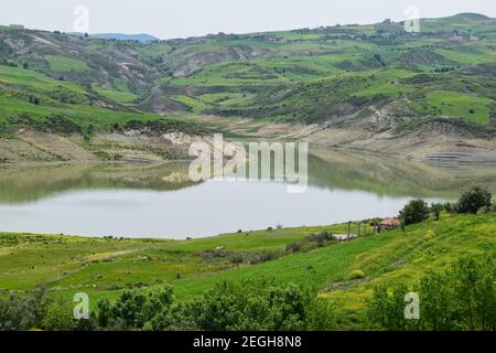 Eine schöne Aussicht auf See zwischen Bergen Stockfoto