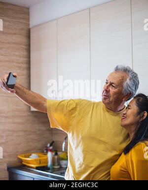 Selfie mit Smartphone im mittleren Alter Paar aufgenommen Stockfoto