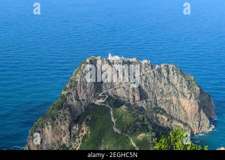 Landschaftlich reizvolle Luftaufnahme vom Yemma Gouraya Nationalpark eines Leuchtturms auf der Spitze des Berges, Bejaia, Algerien. Stockfoto