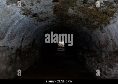 Ein wahres Licht am Ende des Tunnels an einigen Ruinen in Antigua Guatemala, einem UNESCO-Weltkulturerbe Stockfoto