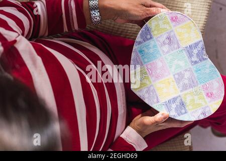 Nicht erkennbare Frauen mit einem Valentinstag Geschenk Stockfoto