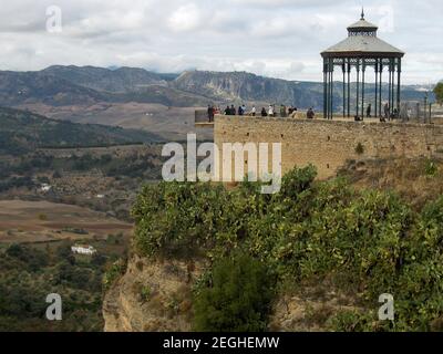 Atemberaubende Aussicht vom Mirador de Ronda (la Sevillana), in Ronda, Provinz Málaga, Andalusien, Spanien Stockfoto