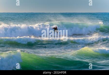 Surfen. Bild eines Mannes, der ein Surfbrett auf dem Wappen einer Welle reitet. Sommeraktivität. Extremsport Im Wasser. Genießen Sie Sommerurlaub am Meer. Stockfoto
