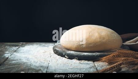 Background mit mehlbedecktem Text auf dunklem Hintergrund. Stockfoto