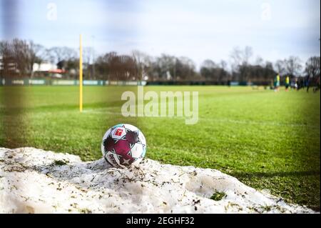 Bremen, Deutschland. Februar 2021, 18th. Feature: Ball im Schnee. GES/Football/1. Bundesliga: Training aus Werder Bremen, 18. Februar 2021 Fußball: 1st Liga: Training aus Werder Bremen, 18. Februar 2021 Quelle: dpa/Alamy Live News Stockfoto