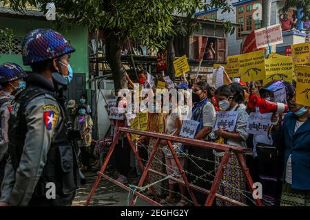 Polizei steht Wache neben einer Barrikade mit Demonstranten vor dem Gerichtsgebäude.Demonstranten versammelten sich bei der Gerichtsverhandlung und forderten die Freilassung des inhaftierten Oberministers von Mandalay, Dr. Zaw Myint Maung, der gemäß Abschnitt 505 (B) beim Amtsgericht Aung Myay Tharzan angeklagt wurde, nachdem eine Klage eingereicht wurde, nachdem eine Erklärung vom Zentralexekutivkomitee der Nationalen Liga für Demokratie (NLD) am 1st. Februar veröffentlicht worden war, so der Gerichtsbeamte. Der Premierminister ist seit Februar 1st festgenommen worden und wurde nach Angaben der Staatsanwälte vor einem Videokonferenzgericht angeklagt. Stockfoto