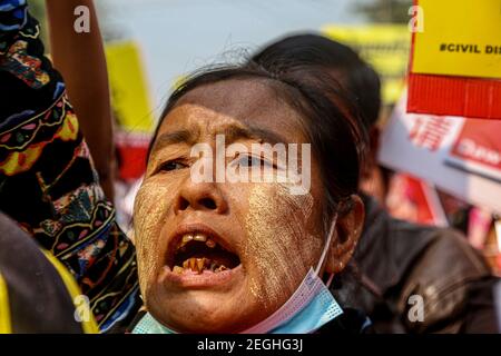 Eine Frau, die Parolen vor das Gerichtsgebäude rief.Demonstranten versammelten sich bei der Gerichtsverhandlung und forderten die Freilassung des inhaftierten Oberministers von Mandalay, Dr. Zaw Myint Maung, der gemäß Abschnitt 505 (B) beim Amtsgericht Aung Myay Tharzan angeklagt wurde, nachdem eine Klage eingereicht wurde, nachdem eine Erklärung vom Zentralexekutivkomitee der Nationalen Liga für Demokratie (NLD) am 1st. Februar veröffentlicht worden war, so der Gerichtsbeamte. Der Premierminister ist seit Februar 1st festgenommen worden und wurde nach Angaben der Staatsanwälte vor einem Videokonferenzgericht angeklagt. Stockfoto