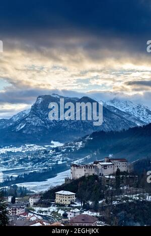 Das Schloss von Stenico in der Giudicarie. Provinz Trient, Trentino-Südtirol, Italien, Europa. Stockfoto