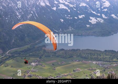 Paragliding über schöne Landschaft Stockfoto