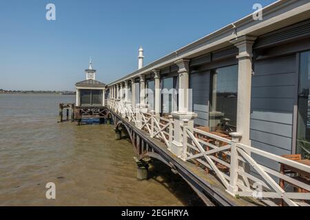 Der restaurierte Iron Pier an der Themse bei Gravesend Kent, der älteste noch existierende Iron Pier der Welt Stockfoto