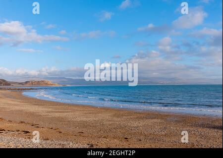 Der Strand von Criccieth North Wales an einem klaren Winter Tag mit den Hügeln von Snowdonia auf Horizon Stockfoto