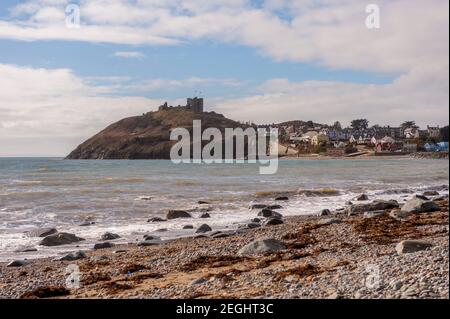 Der Strand von Criccieth mit Schloss Criccieth im Hintergrund Stockfoto