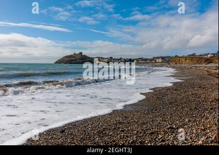 Der Strand von Criccieth mit Schloss Criccieth im Hintergrund Stockfoto