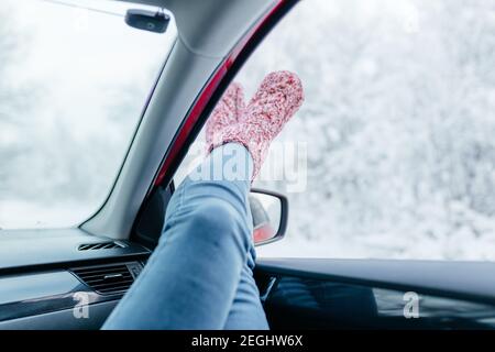 Junge Frau in warmen Socken ruht im Auto, Nahaufnahme. Stockfoto