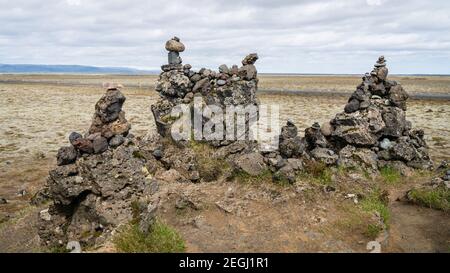 Steinturm symbolisiert Glück auf dem Lavafeld von Laufskalavarda, Island Stockfoto