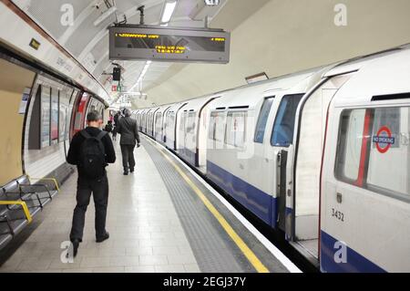 LONDON, ENGLAND - MAI 26: Rückansicht die Menschen in der Elephant & Castle Station von London die U-Bahn, die älteste U-Bahn der Welt, stammt aus dem Jahr 18 Stockfoto