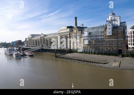 LONDON, ENGLAND - MAI 26: Seit dem 1980s wurde Butler's Wharf von einem verdarben Gelände an der Themse in Luxuswohnungen mit Restau verwandelt Stockfoto