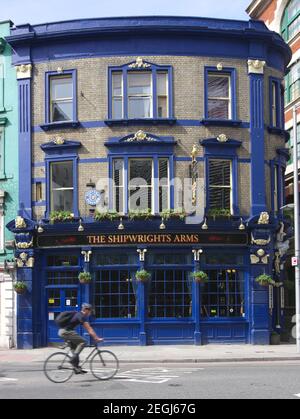London, England - 26. Mai 2013: Ein Radfahrer geht die Straße entlang vor dem "The Shipwrights Arms", einem klassischen englischen Pub, zwischen London-Brüssel Stockfoto