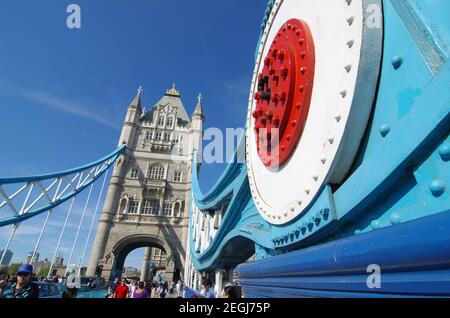 London, England - 26. Mai 2013: Tower Bridge in London überfüllt von Touristen und Detail Hängegelenk. Die aktuelle Farbgebung der Brücke stammt aus Stockfoto