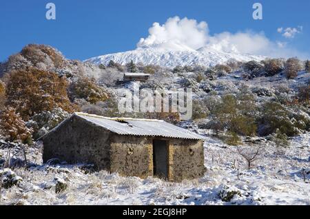 Ländliche Gegend unter dem Vulkan Ätna bedeckt von Schnee, Sizilien Stockfoto