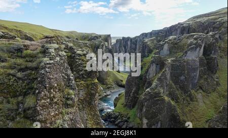 Fjadrargljufur Canyon und der seichte Bach, der entlang der Unterseite des Canyons, Südisland fließt Stockfoto