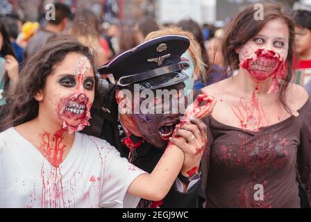 Der Zombie-marsch findet statt, ein Familienereignis, das Nichtdiskriminierung und Toleranz fördert. Stockfoto