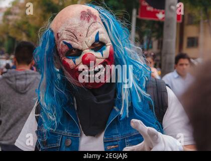 Der Zombie-marsch findet statt, ein Familienereignis, das Nichtdiskriminierung und Toleranz fördert. Stockfoto