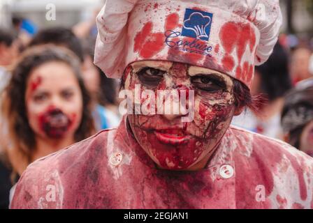 Der Zombie-marsch findet statt, ein Familienereignis, das Nichtdiskriminierung und Toleranz fördert. Stockfoto