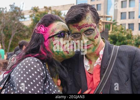 Der Zombie-marsch findet statt, ein Familienereignis, das Nichtdiskriminierung und Toleranz fördert. Stockfoto