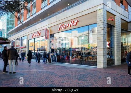 Pizza Hut. Gäste betreten das Restaurant Pizza Hut. Oracle Einkaufszentrum, Reading, Berkshire, England, GB, VEREINIGTES KÖNIGREICH Stockfoto