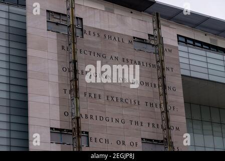 Washington, Usa. Februar 2021, 18th. Eine Kopie der Wand des ersten Amendments wird von der Vorderseite des Gebäudes entfernt, das früher das Newseum war, entlang der Pennsylvania Avenue in Washington, DC Donnerstag, 18. Februar 2021. Die Johns Hopkins University übernimmt das alte Newseum-Gebäude. Foto von Ken Cedeno/UPI Kredit: UPI/Alamy Live Nachrichten Stockfoto