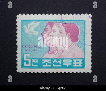 KHARKIV, UKRAINE - 3. MAI 2020: Eine in Südkorea gedruckte Briefmarke zeigt Frauen und eine fliegende Friedenstaube, um 1960 Stockfoto