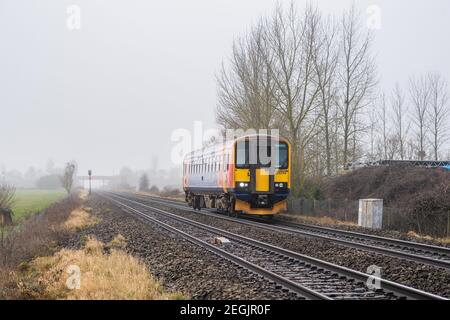 Ex East Midlands Züge der Baureihe 153 No. 153374 arbeiten solo thorugh Ashchurch mit einem Lagerbestand Umzug von Cardiff Canton nach Ely Papworth Nebengleise. Stockfoto