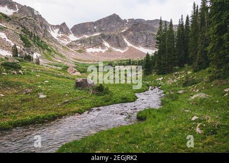 Boulder Creek mit den Gore Range Mountains im Hintergrund Stockfoto