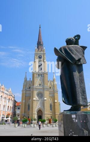 NOVI SAD, SERBIEN - AUGUST 02: Die katholische Kathedrale und die Statue Svetozar Miletic auf dem Hauptplatz von Novi Sad. Aufgenommen 2014 Stockfoto