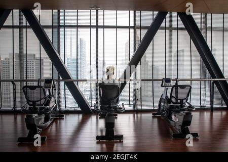 Fitness-Trainer demonstriert Sicherheit mit Maske und sozialer Distanzierung Stockfoto