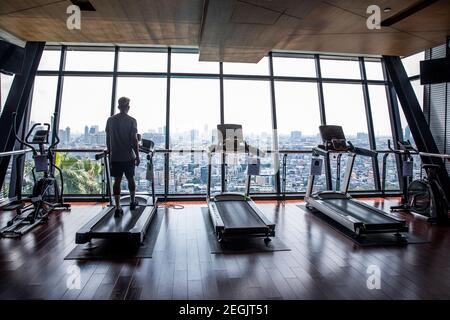 Fitness-Trainer demonstriert Sicherheit mit Maske und sozialer Distanzierung Stockfoto