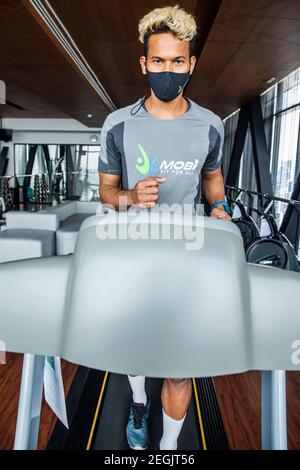 Fitness-Trainer demonstriert Sicherheit mit Maske und sozialer Distanzierung Stockfoto