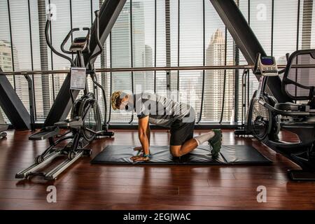 Fitness-Trainer demonstriert Sicherheit mit Maske und sozialer Distanzierung Stockfoto