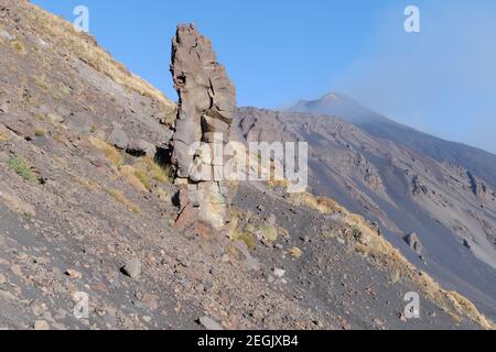 Felsformation und aktive Süd-Ost-Krater des Vulkans Ätna, Sizilien Stockfoto