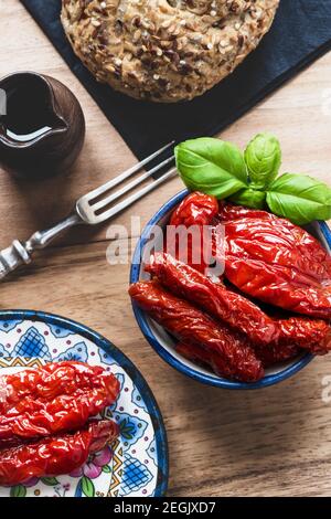 Vertikale mediterrane sonnengetrocknete Tomaten mit Olivenöl und Brot Stockfoto