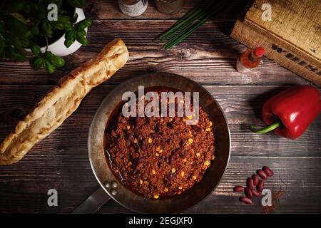 In einer gusseisernen Pfanne mit frisch gebackenem Brot Eine hölzerne Oberfläche Stockfoto